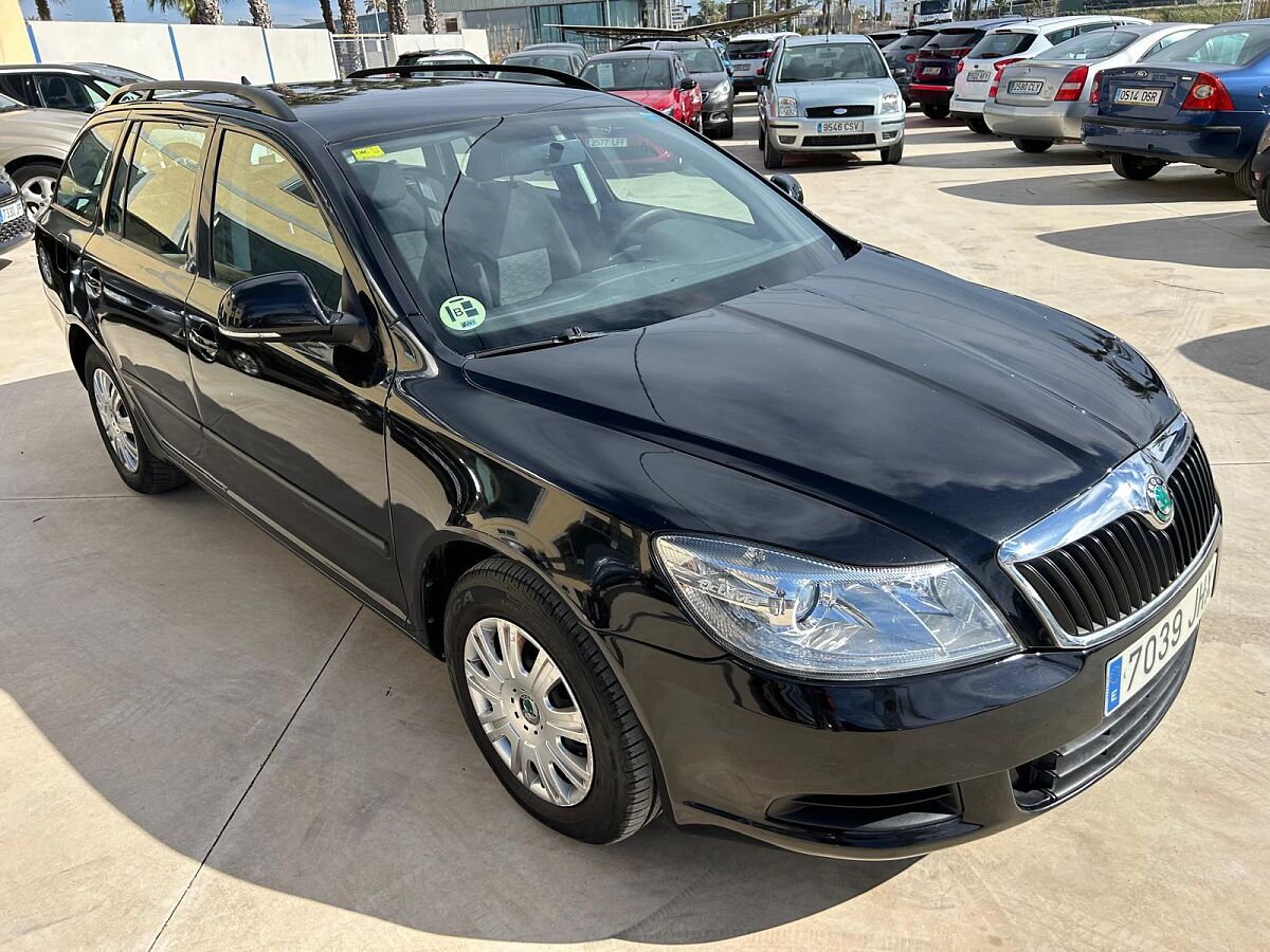 SKODA OCTAVIA AMBIENTE ESTATE 1.6 TDI AUTO SPANISH LHD IN SPAIN 80000 MILES 2011